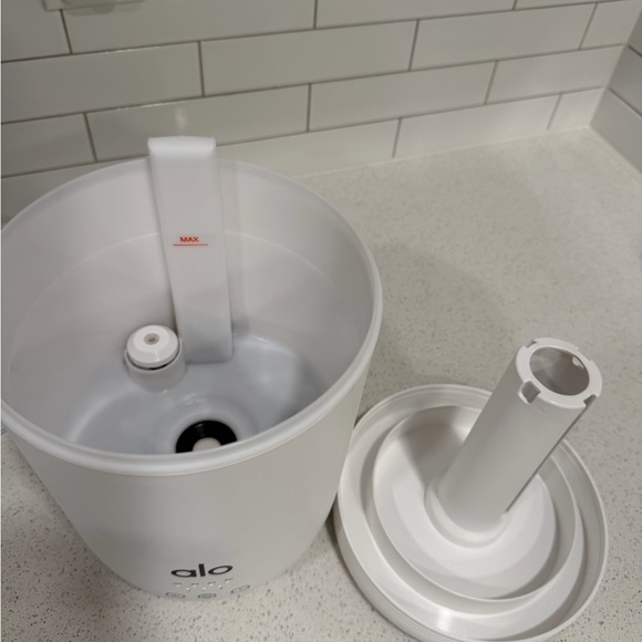 ALO Yoga White Ultrasonic Diffuser - Picture 3 of 3